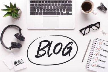 Dizüstü bilgisayarı, kulaklığı, kolajı olan blog yazarlarının iş yerlerinin genel görünümü
