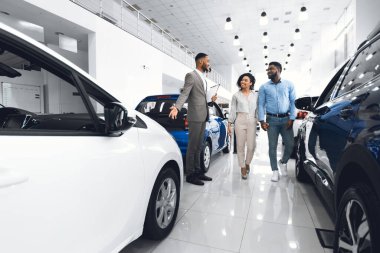 Galerideki Müşterilere Otomobil Gösteren Neşeli Yönetici