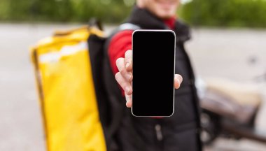 Kurye Smartphone Ekranında Scooter, Panorama, Mockup 'ta Yemek Getiren Kurye