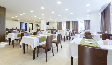 Günışığında modern şehir restoranının içi