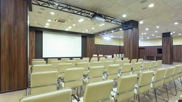 Sala de conferencias. Diseño con pantalla para presentaciones —  Fotos de Stock