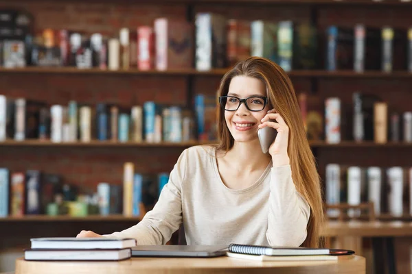 Gelukkig jong vrouw werken thuis en praten met klanten — Stockfoto