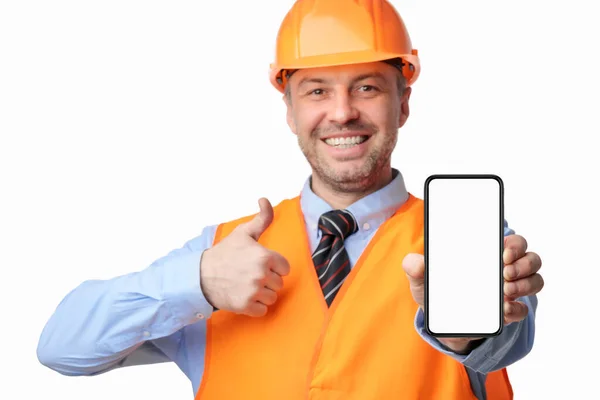 Trabajador de la construcción Mostrando Smartphone pantalla vacía Gestos Pulgares hacia arriba, fondo blanco — Foto de Stock