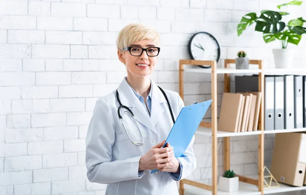 Medical professional. Doctor with tablet in hand in interior of office — Stock Photo, Image