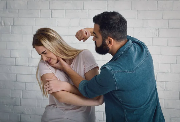 Aggression zu Hause. Mann schlägt Ehefrau, Frau wendet sich ab — Stockfoto