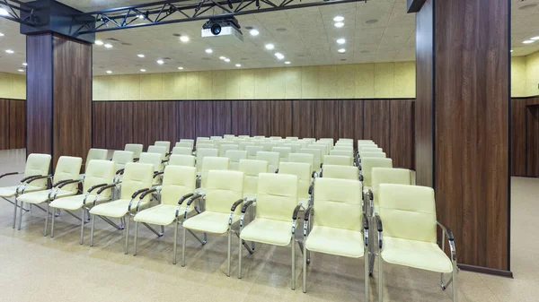 Sillas cómodas en la sala de conferencias, nadie, panorama — Foto de Stock