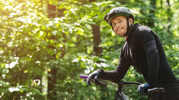 Portrait de jeune motard en pause en forêt — Photo