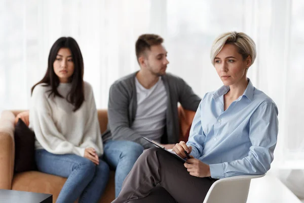 Psychologist Thinking How To Help Unhappy Couple Sitting In Office — Stock Photo, Image
