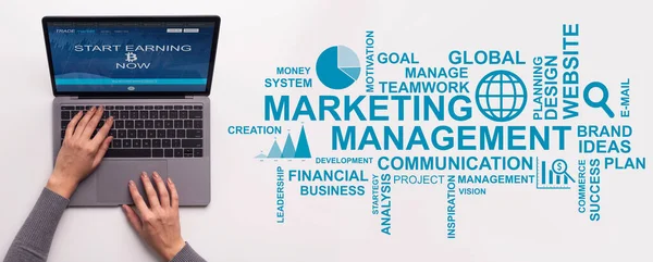 Handen typen op laptop toetsenbord en beheer, marketing belettering — Stockfoto
