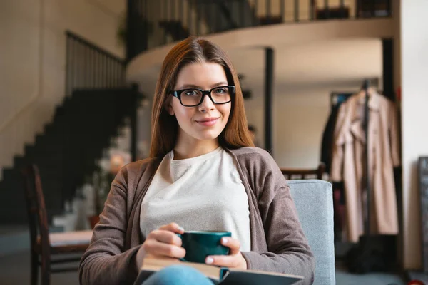 Attraente giovane donna che beve caffè al mattino — Foto Stock