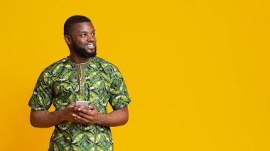 Cep telefonu olan mutlu adam kopyalama alanına bakıyor.