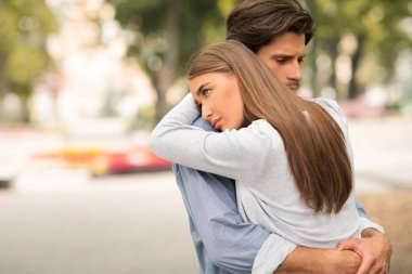 Üzgün Adam ve Kız Sarılıyor Sevilmediğini Hissediyor Dışarıda Dururken