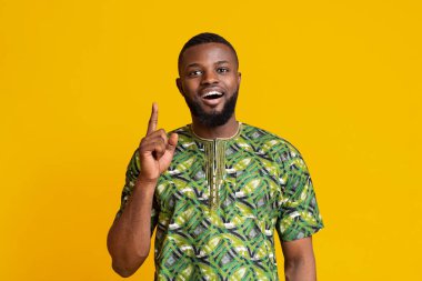 Siyahi adamın harika bir fikri var, parmağını havaya kaldırıyor.