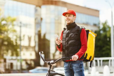 Kurye Adam şehre bisikletle yemek getiriyor.