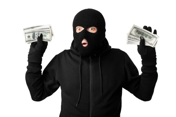 Beyaz duvara izole edilmiş kollarını kaldırmış tutuklu maskeli bir hırsız. — Stok fotoğraf