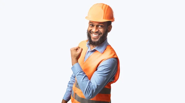Fröhlicher schwarzer Bauarbeiter gestikuliert Ja auf weißem Hintergrund, Panorama — Stockfoto