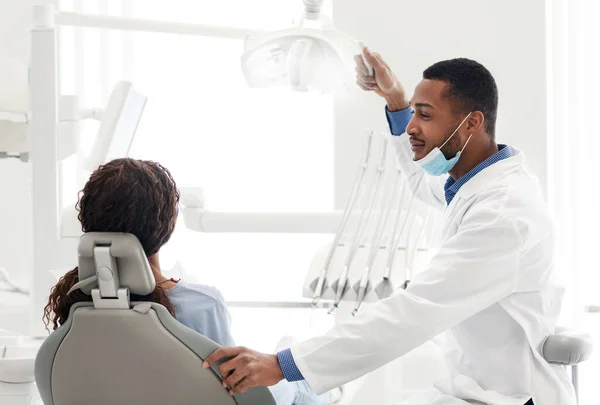 African dentist starting session with female patient — Stock Photo, Image