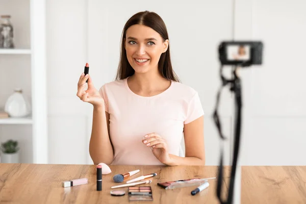 Kobieta robi makijaż przed kamerą Tworzenie wideo w pomieszczeniach — Zdjęcie stockowe