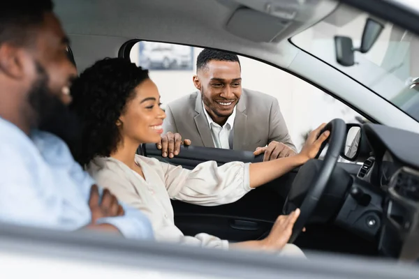 Par väljer nytt fordon prata med återförsäljare sitter i Auto — Stockfoto