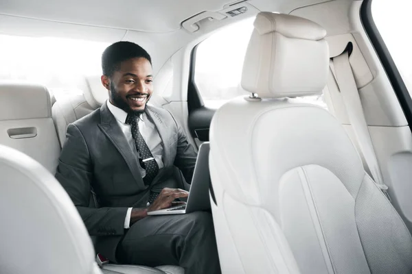 Empreendedor usando laptop fazendo chamada de vídeo sentado no carro — Fotografia de Stock