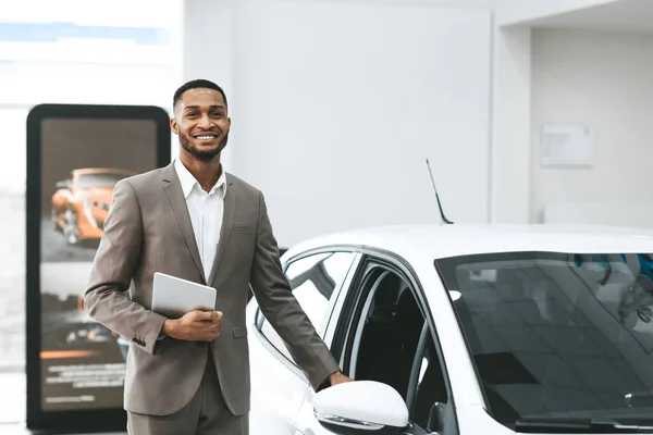 Automobiel Verkoper Man Opening van de Auto Deur Staande In Dealership Shop — Stockfoto