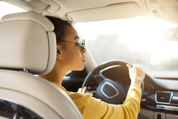 Afrikaanse dame rijden auto hebben rijden in de stad, terug te bekijken — Stockfoto