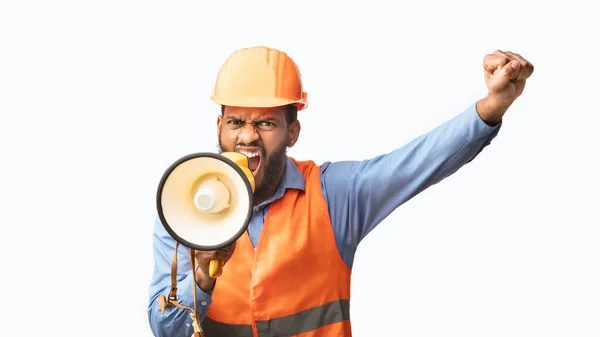 Construtor Africano Emocional Gritando Em Megafone Sobre Fundo Branco, Panorama — Fotografia de Stock