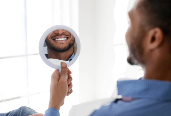 Nero ragazzo paziente di dentista clinica guardando specchio — Foto Stock