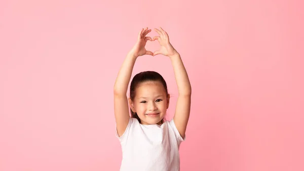 Asiática chica mostrando el corazón gesto con los dedos — Foto de Stock