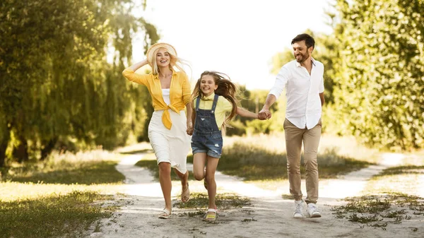 Familia alegre corriendo en el día soleado al aire libre en el campo, Panorama —  Fotos de Stock