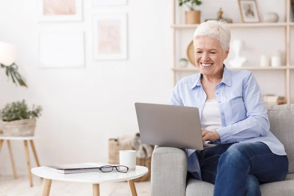 Online Graden voor senioren. Gelukkig oudere vrouw studeren met laptop thuis — Stockfoto