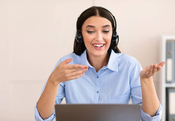 Sozialarbeiterin im Headset arbeitet im Kundendienstbüro — Stockfoto