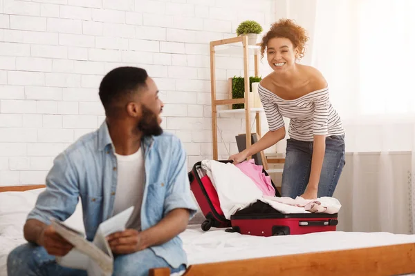 Feliz pareja afroamericana embalaje maleta en el dormitorio en casa — Foto de Stock