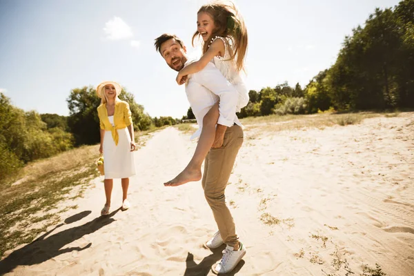 Família se divertindo indo andando piquenique ao ar livre no campo — Fotografia de Stock