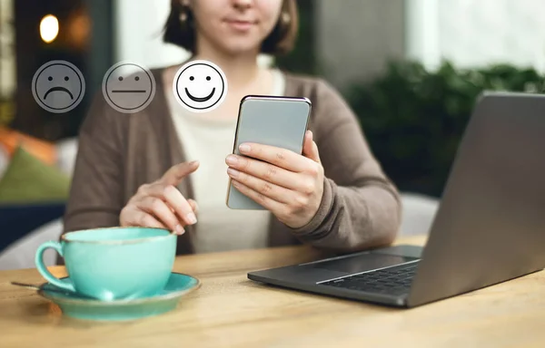 Mujer sonriente borrosa dando sonrisa feliz a café café —  Fotos de Stock