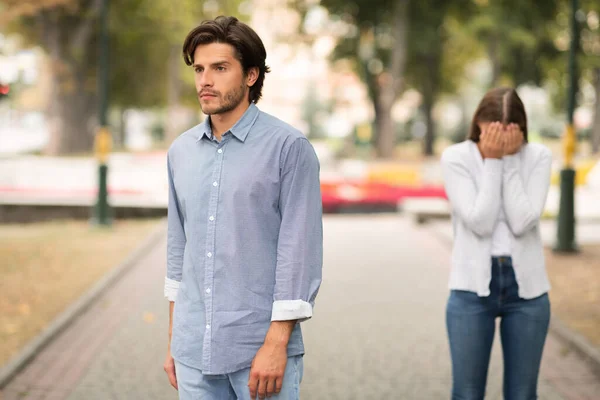 Petit ami indifférent laissant pleurer petite amie quittant la relation en plein air — Photo