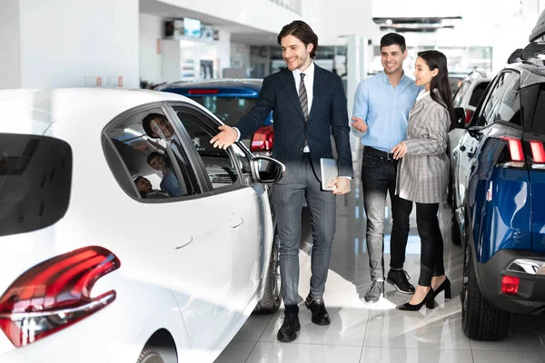 Dealer Showing Family Auto In Dealership Store — Stock Photo, Image