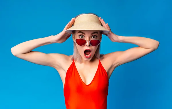 Summer Sale. Shocked Millennial Girl In Swimsuit Touching Head In Amazement — Stock Photo, Image