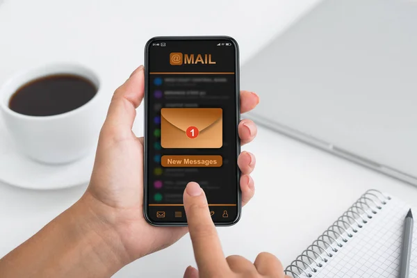 Unerkennbare weibliche Öffnung neuer Posteingang E-Mail-Nachricht auf Smartphone, Touchscreen — Stockfoto