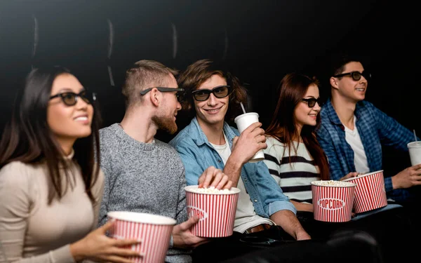 Happy friends on 3D movie premiere in cinema — Stock Photo, Image