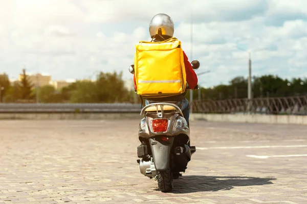 Courier Man Scooter a caballo que entrega comida de restaurantes al aire libre, con vista trasera — Foto de Stock