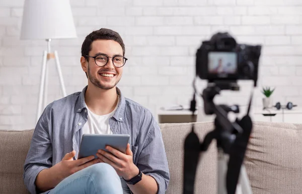 Blog pessoal e gravação de câmera digital. Guy está filmando vídeo para o trabalho — Fotografia de Stock