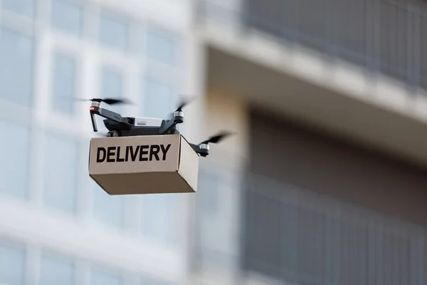 Modern drón szállító csomagok a város hátterét — Stock Fotó