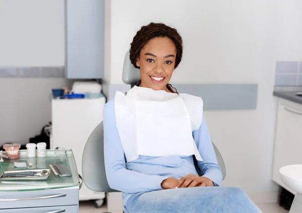 Joven dama africana sentada en la silla del dentista, esperando al médico — Foto de Stock