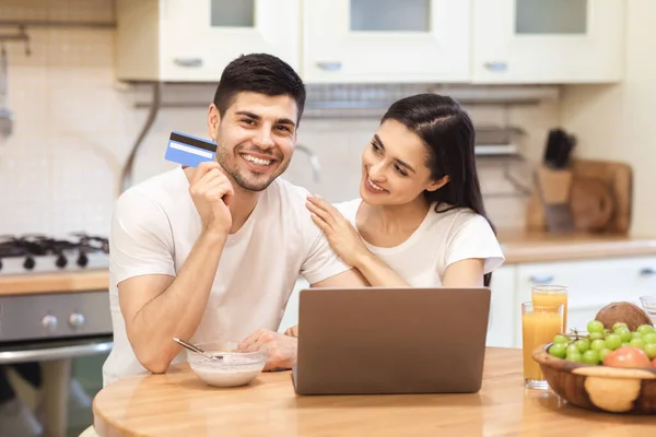 온라인 쇼핑을 위한 신용 카드를 들고 있는 행복 한 커플 — 스톡 사진