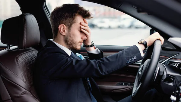 Empresário estressado dirigindo sozinho em seu carro novo — Fotografia de Stock