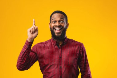 Heyecanlı siyahi adamın harika bir fikri var.