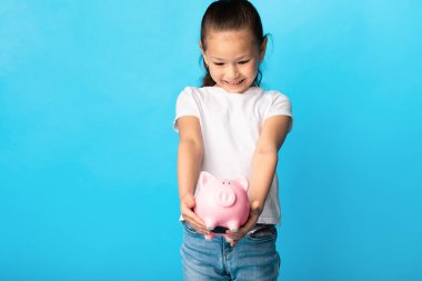 Kumbaralı küçük kız, stüdyo çekimi, boş yer.