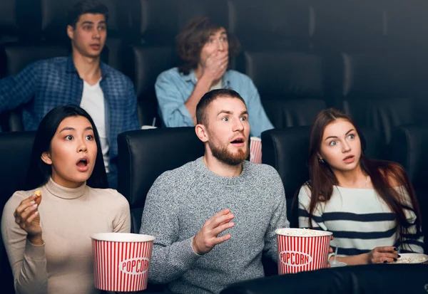 Vyděšení mladí lidé sledující nový film v kině — Stock fotografie