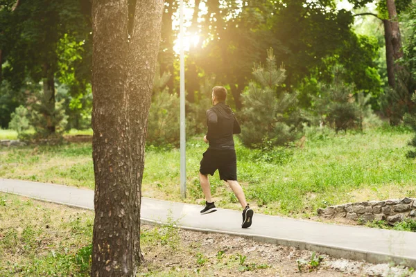 Fitness hombre deportivo corriendo en el sendero del bosque — Foto de Stock